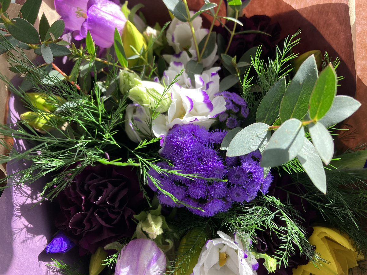 New guests in the cottage for the weekend, the sun managed to put its hat on as they drove up! Beautiful flowers from our Builth florists #FlowersFromNo6