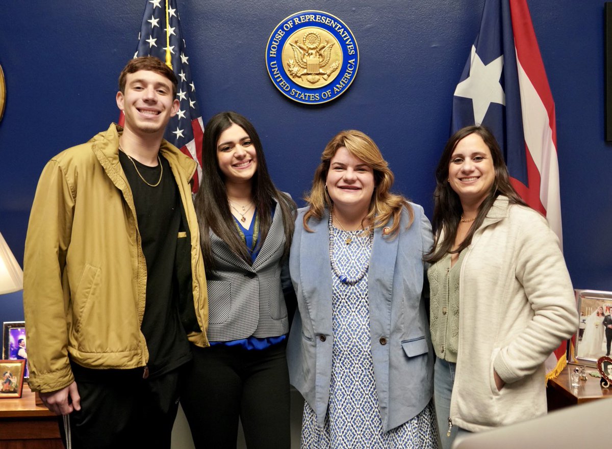 Jenniffer's tweet photo. El apoyo de los padres y familia a nuestros jóvenes es crucial en su desarrollo personal. Hoy tuve el placer de conocer a la familia de nuestra interna del programa Cordova y Fernós, Fabiana. ¡Fabiana ha sido una excelente adición a nuestra oficina este semestre! https://t.co/am0blJwoQr