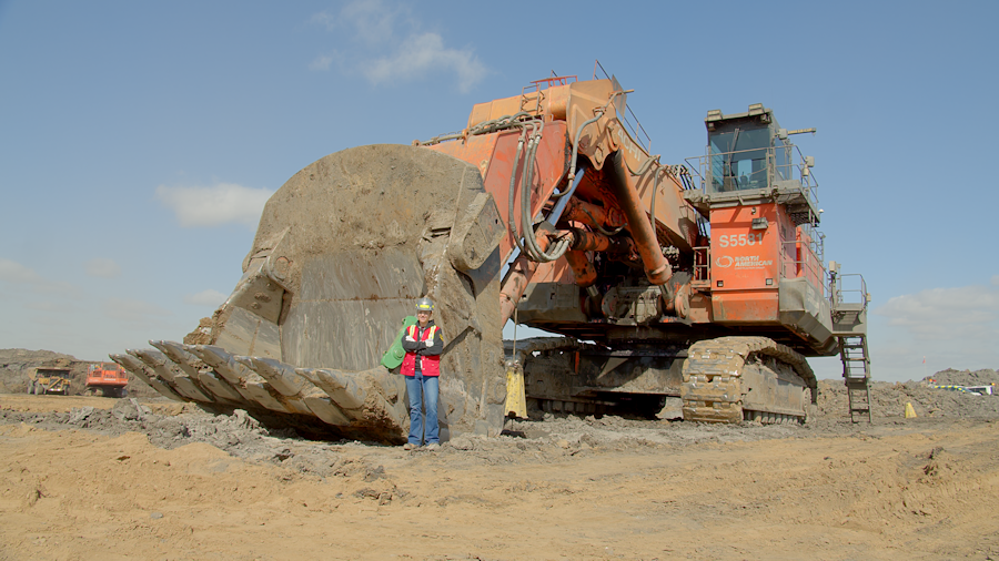 NACGConstructs's tweet photo. How big is that monster shovel? The Hitachi EX5500 stands nearly 28 feet tall, features 23 feet of tracks on the ground, and can scoop up 40 cubic yards of dirt in a single load. That's equal to about 86,400 pounds of dirt! https://t.co/w8UPDJT7cI