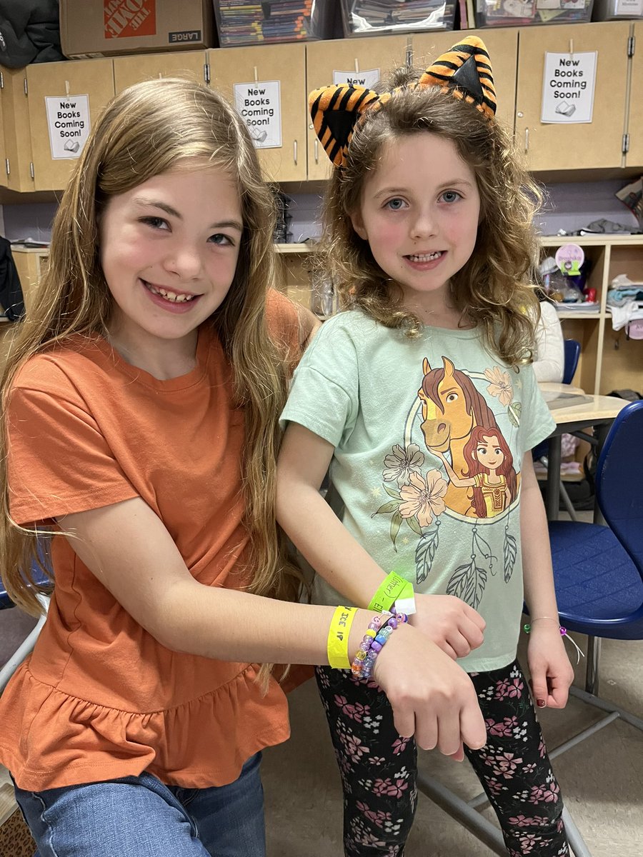 Miss_Dragonette's tweet photo. We had such a great time! Many of our 4th and K buddies made bracelets for each other and we had some besties in each session that were so excited to exchange bracelets! #STEAMcation #reynproud @HMSTEAMtigers https://t.co/DaStL3DU7b