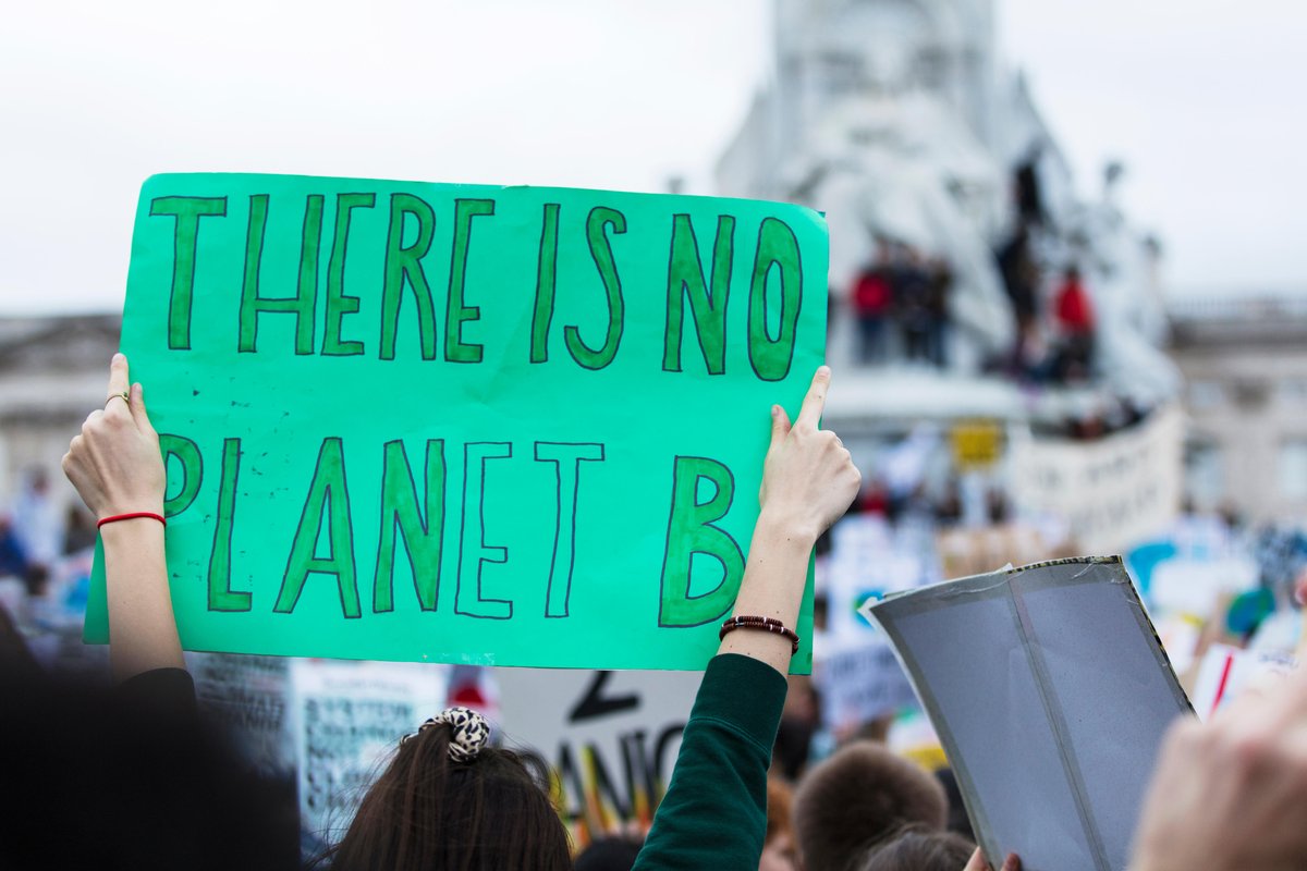 newstalkscience's tweet photo. Up next @NewstalkFM: The world’s leading climate scientists have set out the specific actions that would prevent a complete climate breakdown in their #IPCCAR6 report. @kellehersan & @FergusMcAuliffe join us now with the details. @scienceirel #NTFM #Believeinscience #SFI https://t.co/Fxryryw6kU