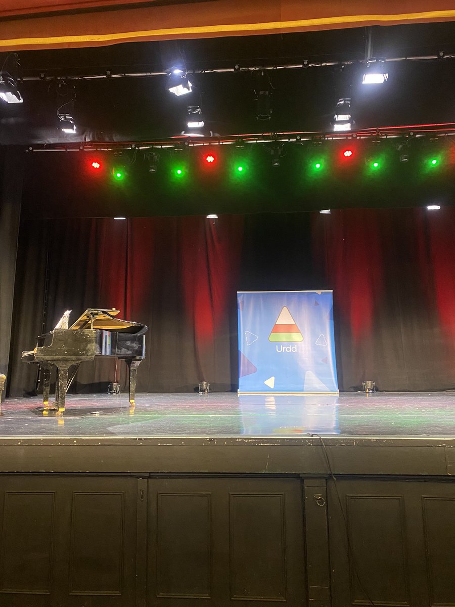 MrsKBarnett2's tweet photo. Rydym wedi cyrraedd Eisteddfod Rhanbarth Cynradd Morgannwg Ganol! 
We have arrived at the Eisteddfod! The pupils are really excited to compete in the recital competition - Pob Lwc!🤞🏻
@cwmlai @danielleeas @urddmg @EisteddfodUrdd @CSC_Cymraeg @CSCSiarterIaith🏴󠁧󠁢󠁷󠁬󠁳󠁿❤️💚 https://t.co/FKnk9VDJUF