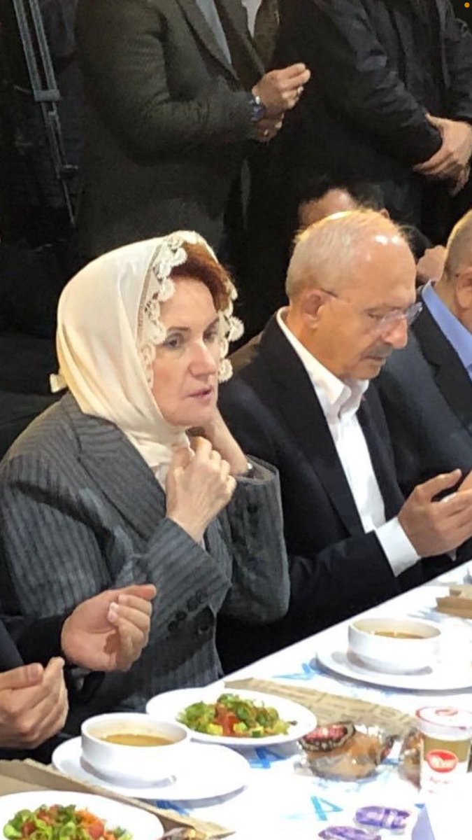 “Durun hemen çekmeyin ayol, bağlayamadım daha. Nasıl bağlanıyordu bu ?”