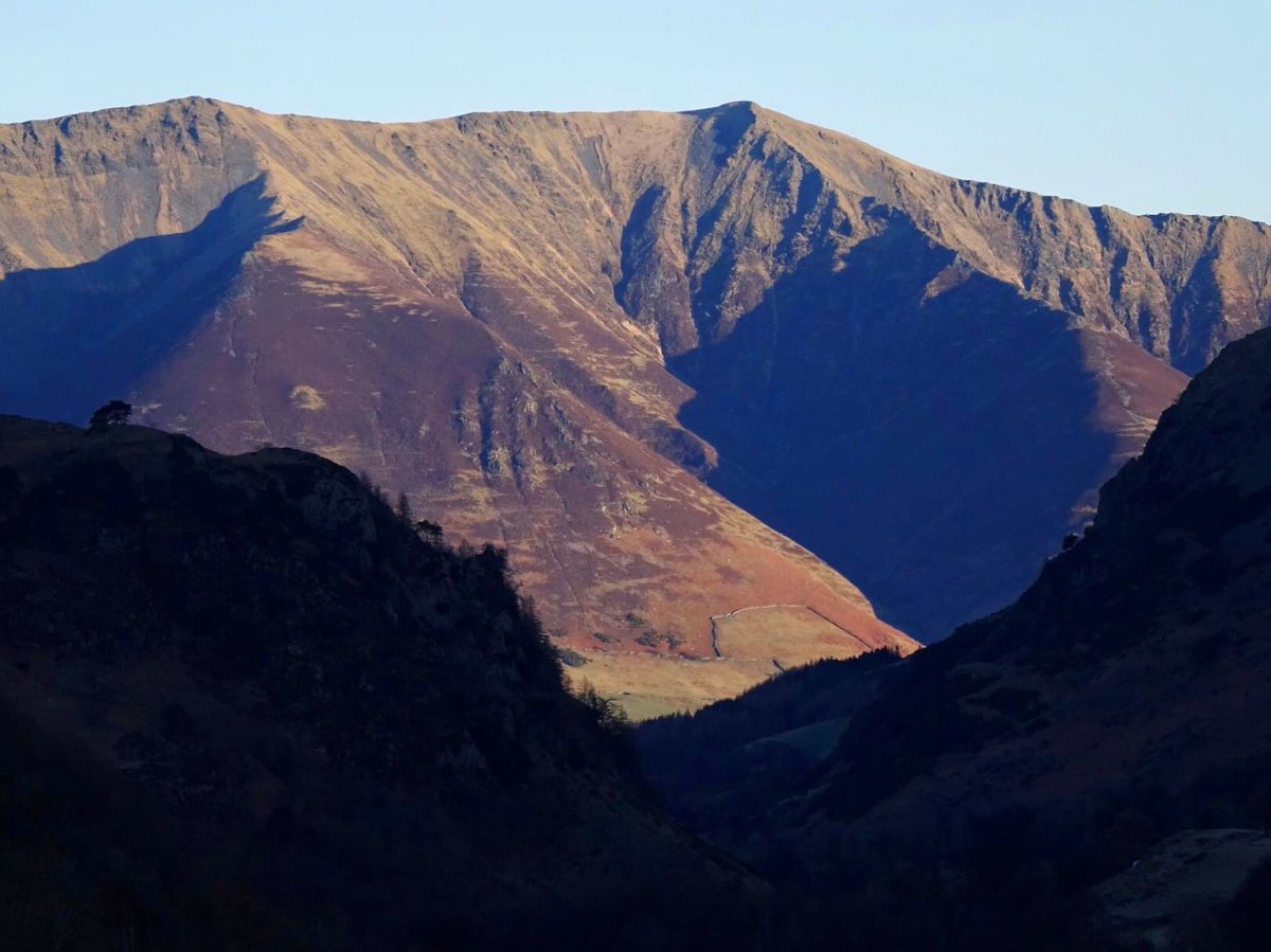 LakelandCamera's tweet photo. Dawn light on Blencathra a couple of weeks ago. https://t.co/BNXiAi1jvb