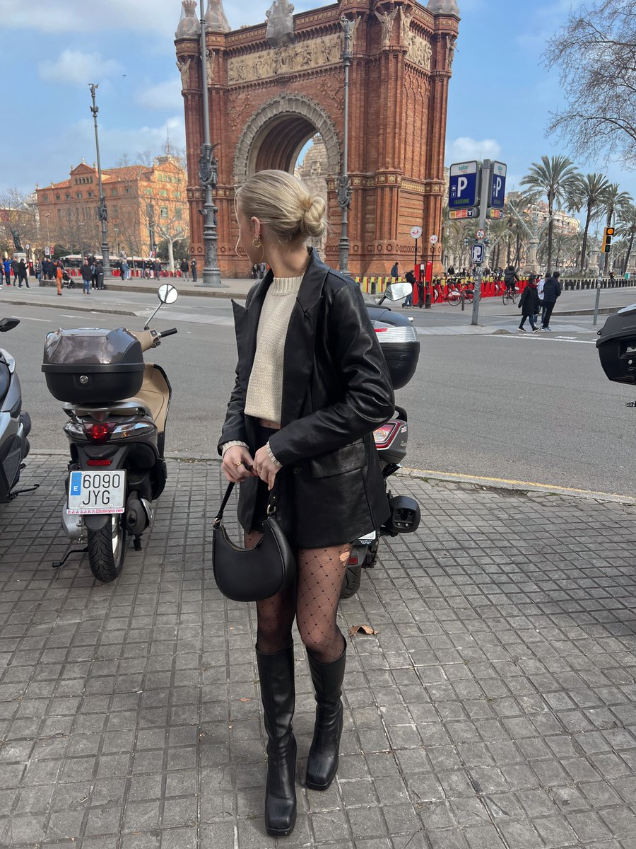 lloeffe1's tweet photo. As someone who loves to travel and explore, I feel as if this photo from my recent trip to Barcelona, Spain represents my brand perfectly😊 #MCO335 https://t.co/zwM9ZIwnju