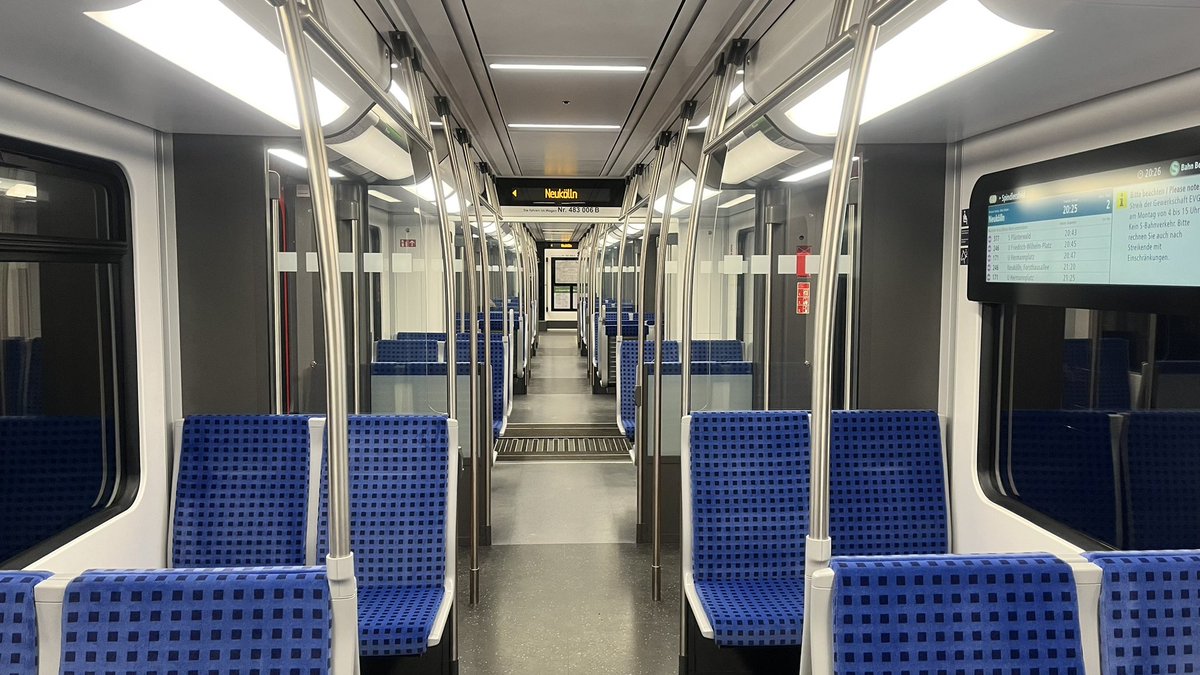 Ersatzbus's tweet photo. Großes Lob den Tf der #S47 um 20:24Uhr ab #BHER. Durch einen Schadzug haben wir vor #BNK gestanden und wurden stetig über den aktuellen Stand auf dem laufenden gehalten.
Mittlerweile rollen die Züge wieder, wenn auch noch mit Folgeverzögerungen.
@_ds_100 @SBahnBerlin https://t.co/y6jdObbupk
