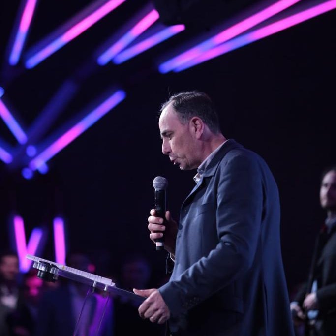 SyndicatFamille's tweet photo. 🎙 @g2premare : "Quel est le premier lieu de résistance à cette révolution opérée par l’alliance tragique de l’État, de la Technique et du Marché ? C’est la famille, protectrice et tutrice de l’âme et de la chair, lieu irremplaçable ou se déploie et se transmet l’art d’aimer." https://t.co/KO9f1WOf86