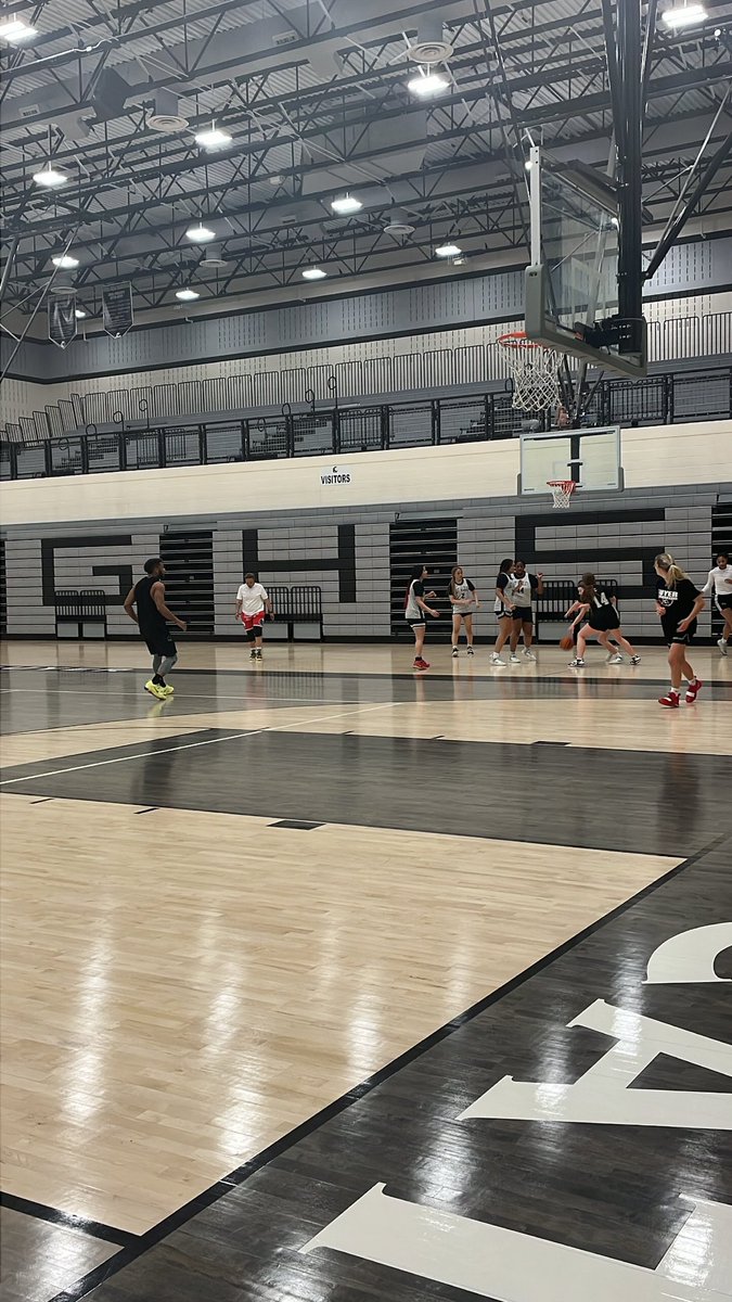 Timberlyn_Mays's tweet photo. Felt great to step back into a gym this morning to watch some good off-season girls basketball. Excited to see what @DentonGuyerGBB will be cooking up for the 23-24 new season! The amount of hustle I witnessed is all I needed to see. Can’t wait!🏀#Wildcats #DentonGuyer #OffSeason https://t.co/avicnuccux
