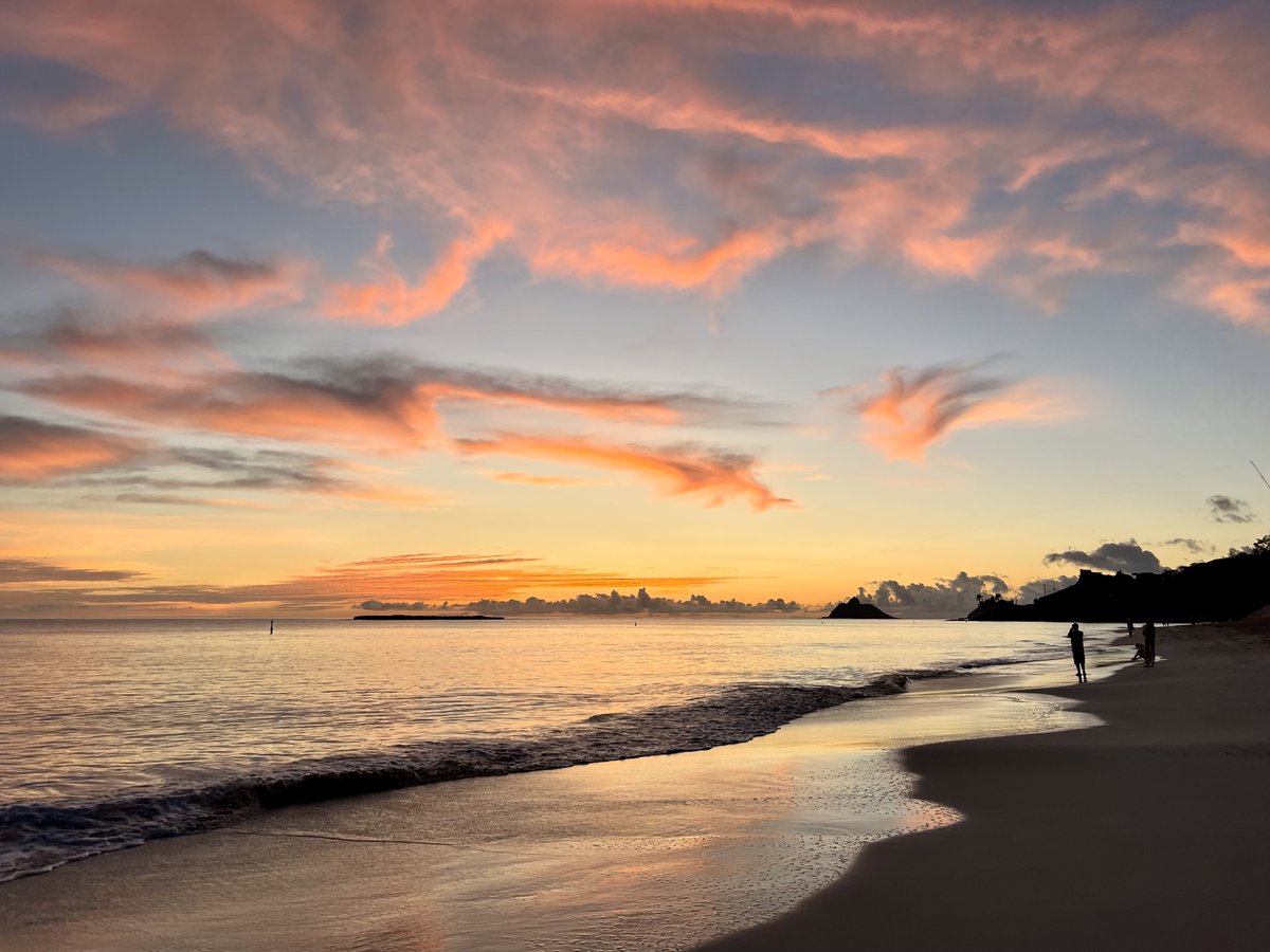 HAWAIIMagazine's tweet photo. There's a lot we love about Monday mornings, especially when we  start them with a stunning sunrise at the beach.✨ https://t.co/UlUp4cQCem