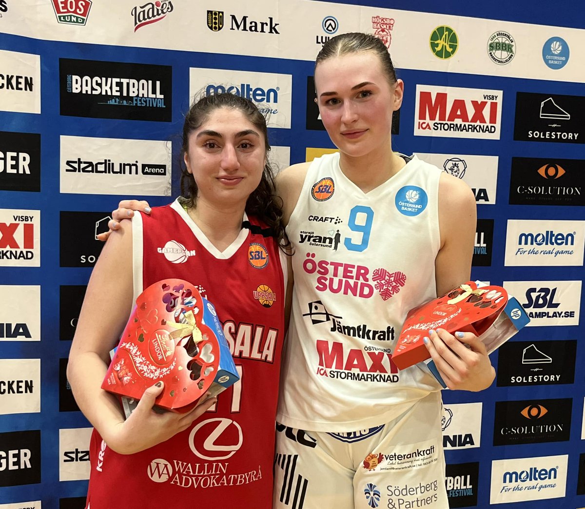 Upsala Färg delade ut pris till matchens lirare i båda lagen. Grattis säger vi till Astrid Sandberg i Östersund och Crystel Bittar i vårt Uppsala Basket, som  svarade för SBL-karriärens högsta poängnotering med sina 25 poäng.

Stort tack Upsala Färg för bra engagemang!