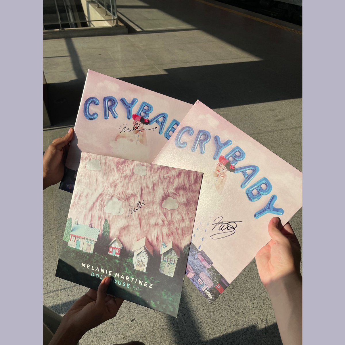 melaniessource_'s tweet photo. 𓆸 • Melanie Martinez autographs vinyls fans bring to meet them at the airport in Brazil 🎀

©️ cinnamonxboy 

#melaniemartinez https://t.co/5ZQCkrPWbS