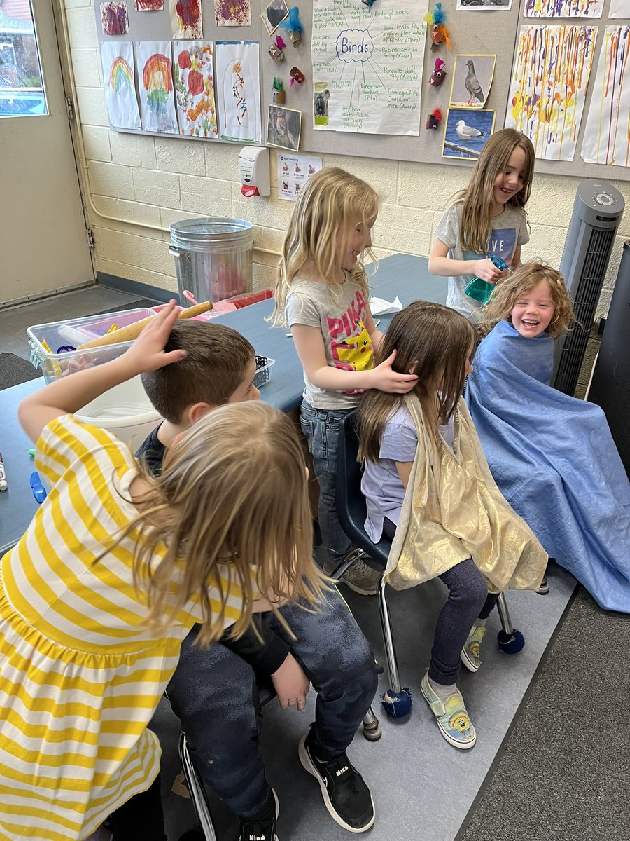 The kindergarten salon is open for business! Students have been having so much fun this week in their new dramatic play centre giving each other new hairstyles 💇🏼‍♀️