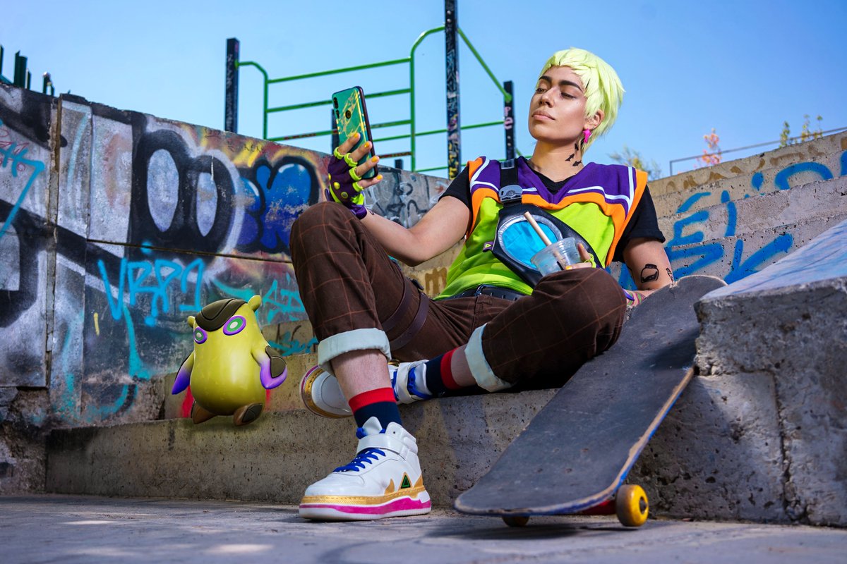 VALORANTLATAM's tweet photo. Hoy les traemos el cosplay de @Daedalcos por si no lo viste en el evento de #GekkoEstáEnElBarrio ¡Quedo increíble! Y definitivamente trae todo el estilo de Gekko 💚 https://t.co/9OsgZxbiaV