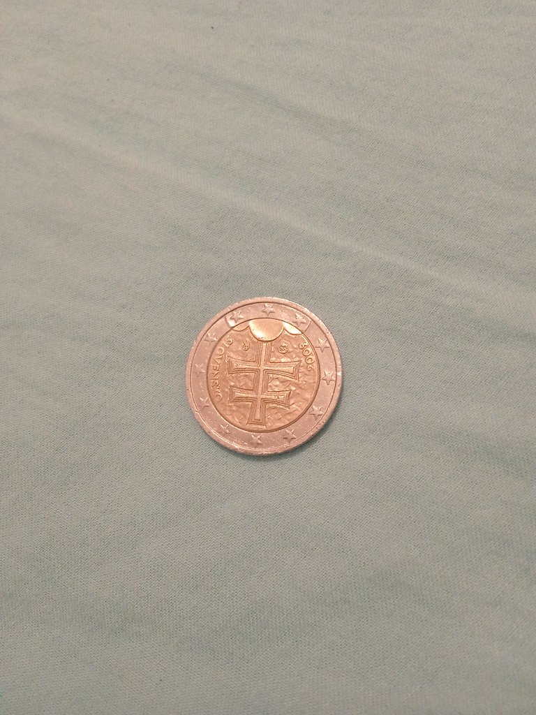 Pièces de 2€ Slovensko (2009) à vendre 300€ possibilité de réduction de prix (moyen de paiement liquide)No FAKE. Snap:         le_ldrx.