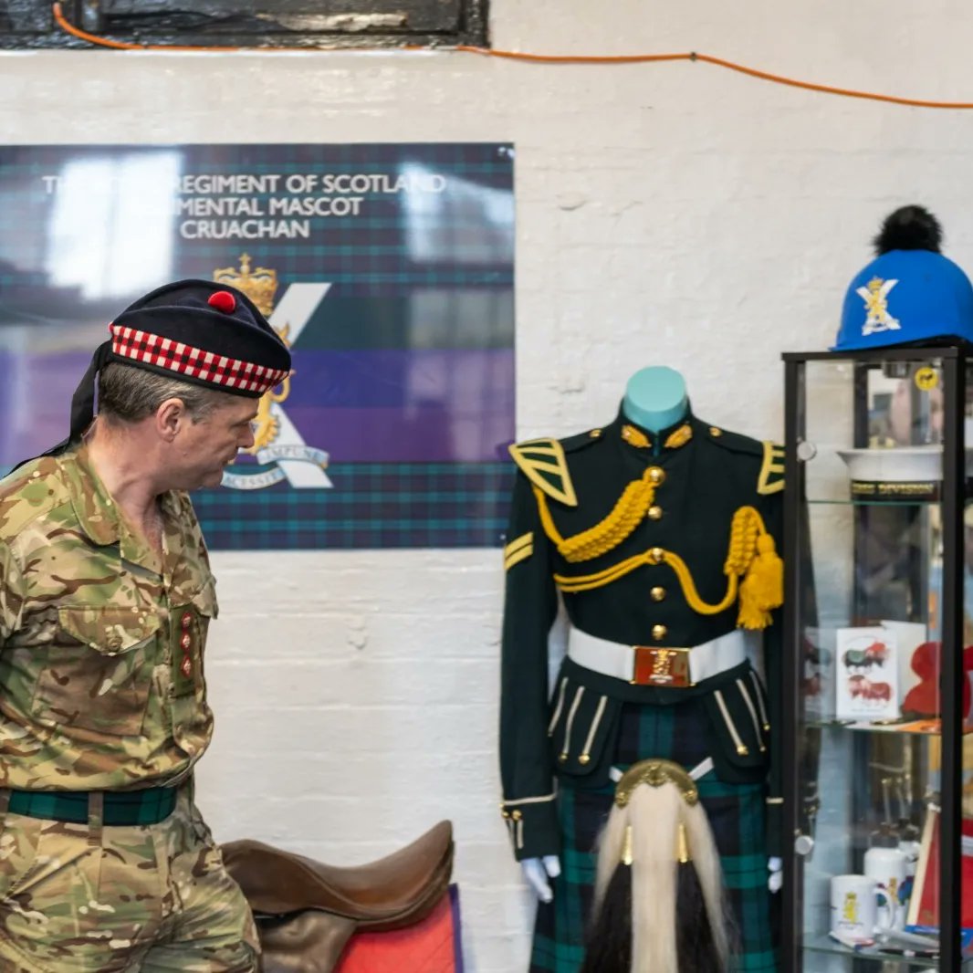 It's a great day when the Colonel of the Regiment, @COM_ARRC pops in to give carrots and visit your museum. Even got a kiss!
