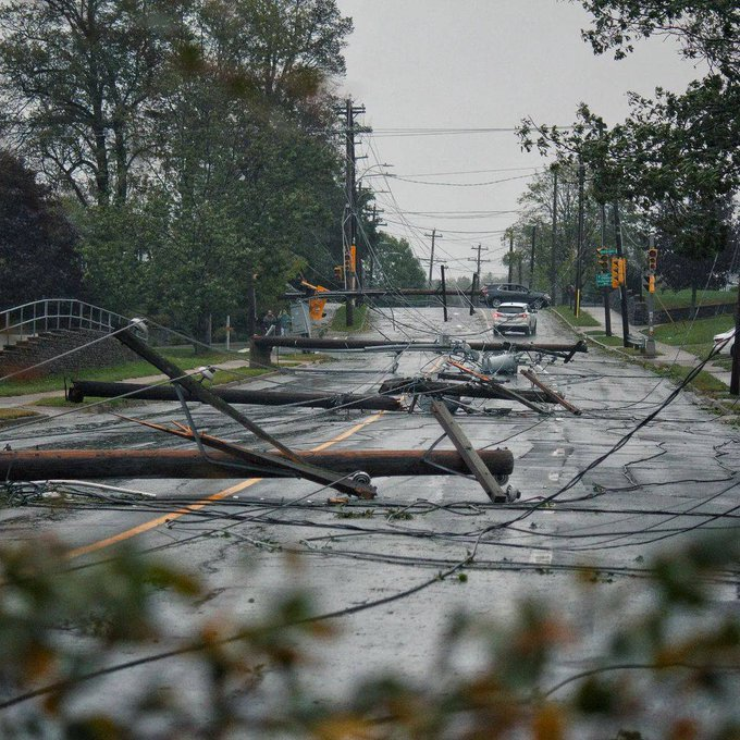 fstvicentin's tweet photo. Merci aux équipes de l'Atlantique et des Îles-de-la-Madeleine qui ont aidé à rétablir l'électricité et le service aux résidents touchés par l'#OuraganFiona. L’#ÉquipeBell travaille fort pour garder les Canadiens de l'Atlantique connectés. #JeTravailleChezBell https://t.co/hBK1DSGILW