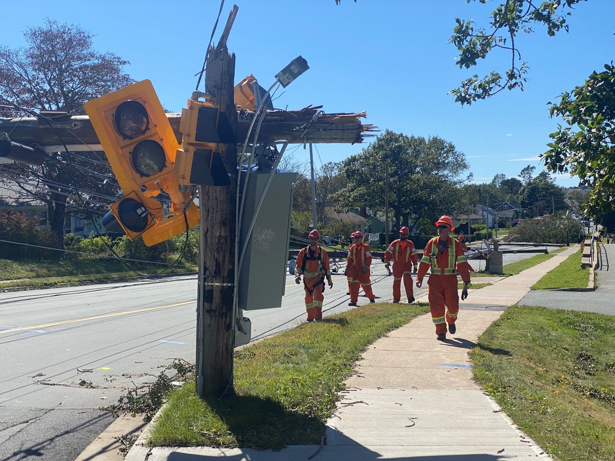 fstvicentin's tweet photo. Merci aux équipes de l'Atlantique et des Îles-de-la-Madeleine qui ont aidé à rétablir l'électricité et le service aux résidents touchés par l'#OuraganFiona. L’#ÉquipeBell travaille fort pour garder les Canadiens de l'Atlantique connectés. #JeTravailleChezBell https://t.co/hBK1DSGILW