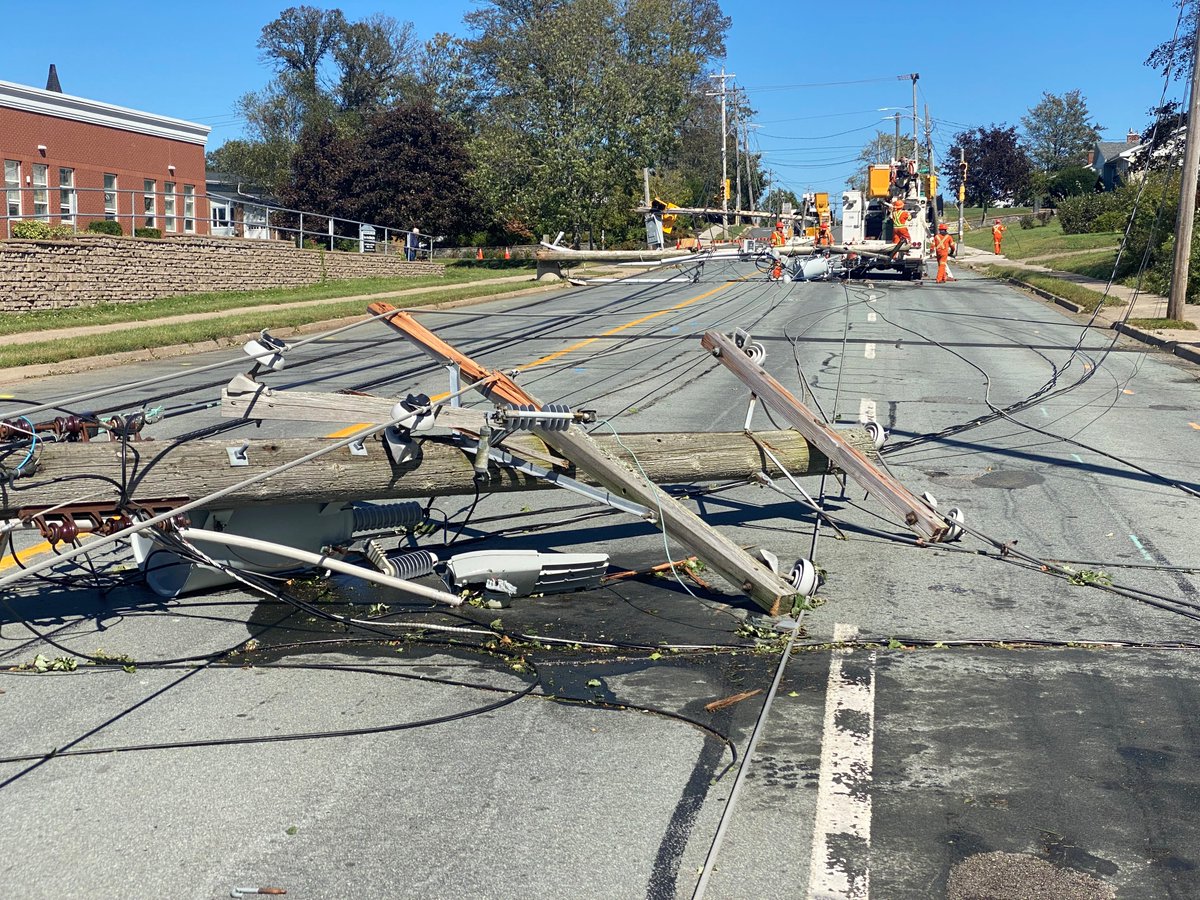 fstvicentin's tweet photo. Merci aux équipes de l'Atlantique et des Îles-de-la-Madeleine qui ont aidé à rétablir l'électricité et le service aux résidents touchés par l'#OuraganFiona. L’#ÉquipeBell travaille fort pour garder les Canadiens de l'Atlantique connectés. #JeTravailleChezBell https://t.co/hBK1DSGILW