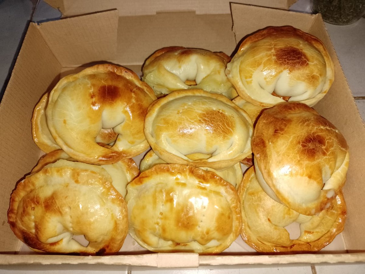 rubenpenalba1's tweet photo. Ya pensamos en semana santa ..te ofrezco todas estas variedades empanadas..pescado ..choclo ..muzza y cebolla . También por si querés de carne - pollo..Te las llevo cocinadas .Hace tu reserva ..1166716409.. https://t.co/kBNIHJmU85
