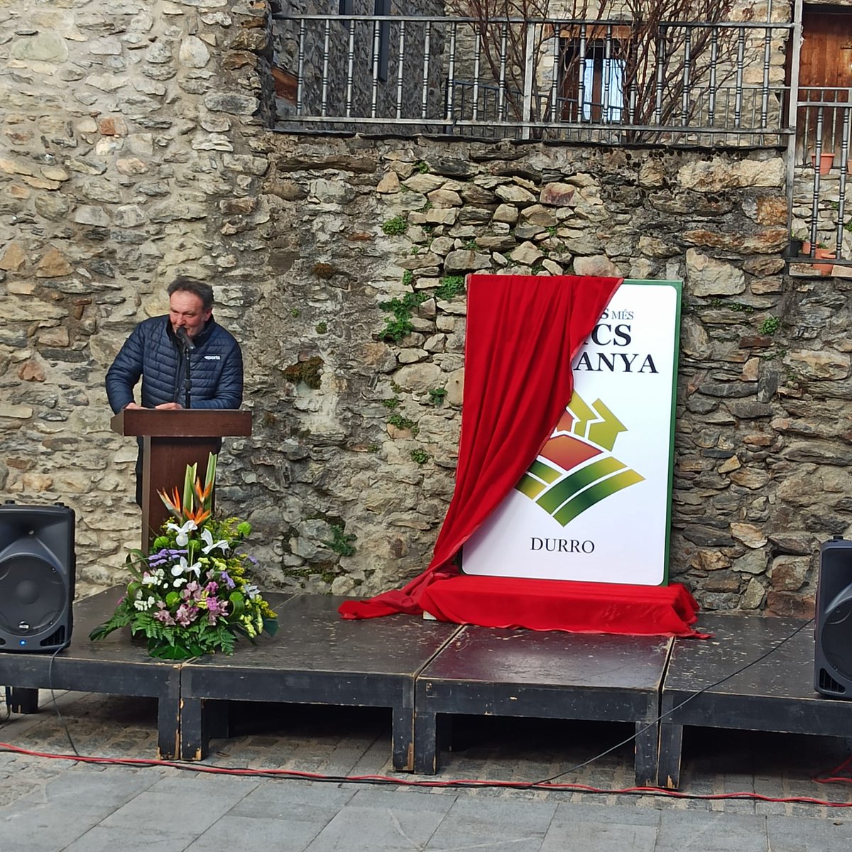 AjValldeBoi's tweet photo. Aquesta tarda en un ambient festiu hem realitzat l'acte de proclamació de #Durro com un dels @LosPueblosmbe  🏘️

🙋 Gràcies als veïns i veïnes de Durro i de la Vall per compartir un acte tant emotiu i tant participatiu!  🎉 https://t.co/kVRZWqFtxB