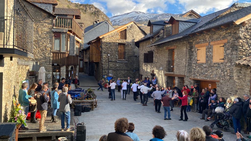 AjValldeBoi's tweet photo. Aquesta tarda en un ambient festiu hem realitzat l'acte de proclamació de #Durro com un dels @LosPueblosmbe  🏘️

🙋 Gràcies als veïns i veïnes de Durro i de la Vall per compartir un acte tant emotiu i tant participatiu!  🎉 https://t.co/kVRZWqFtxB
