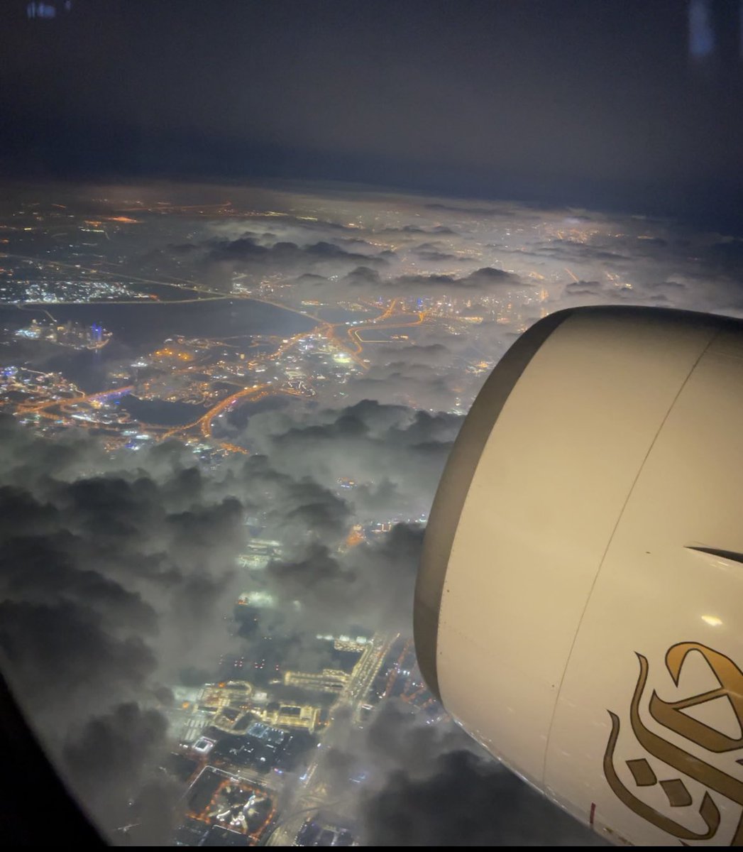 Most insane view coming in to land in Dubai on <a href="/emirates/">Emirates</a> tonight