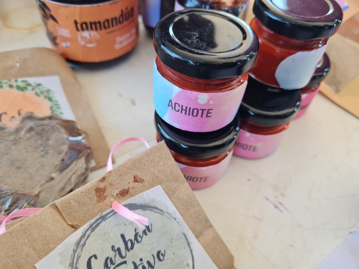 tatianaroaa's tweet photo. Escucho con atención a la gente de La Jagua de Ibírico toda esa recuperación de productos del bosque para producir harinas, postres, cremas, jabones. Tanto potencial de la gente y tanta miopía de los gobernantes. 
@NoFrackingEnCol 
@CensatAguaViva 
@PactoSur 
@RJAColombia https://t.co/gKhAxcooU9
