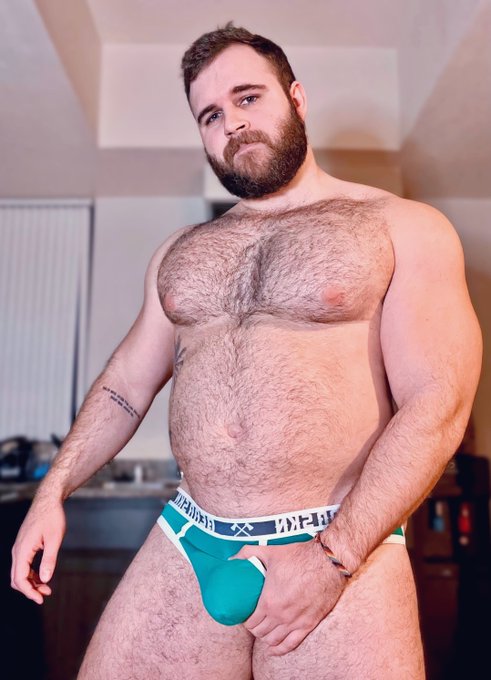 Too late for St. Paddy&rsquo;s Day but still feeling lucky 😏👀 https://t.co/ae839xGrTs