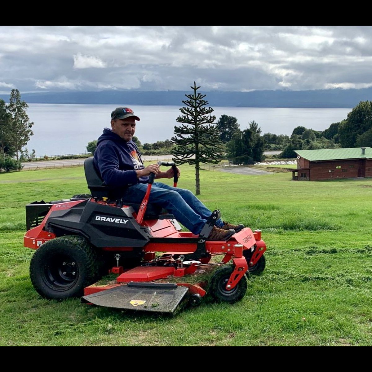 segaexport's tweet photo. Otro cliente feliz con su #GravelyZTXL de @Gravelymowers! Getting the job done in Ensenada in the beautiful Lake Region of Southern Chile! Gracias @aberiego por sus esfuerzos! 🔥💪 #tractorgirocero #girocero #cortacesped #cortagrama #gravelyztxl #gravelymowers #gravely https://t.co/rUsMiTsFEL