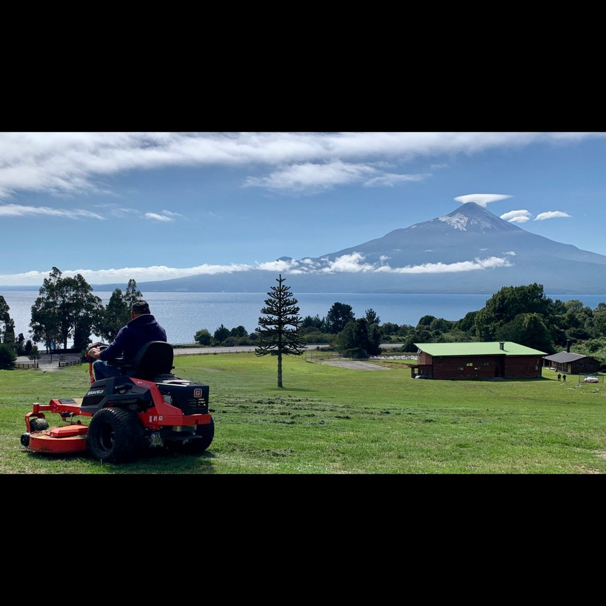 segaexport's tweet photo. Otro cliente feliz con su #GravelyZTXL de @Gravelymowers! Getting the job done in Ensenada in the beautiful Lake Region of Southern Chile! Gracias @aberiego por sus esfuerzos! 🔥💪 #tractorgirocero #girocero #cortacesped #cortagrama #gravelyztxl #gravelymowers #gravely https://t.co/rUsMiTsFEL