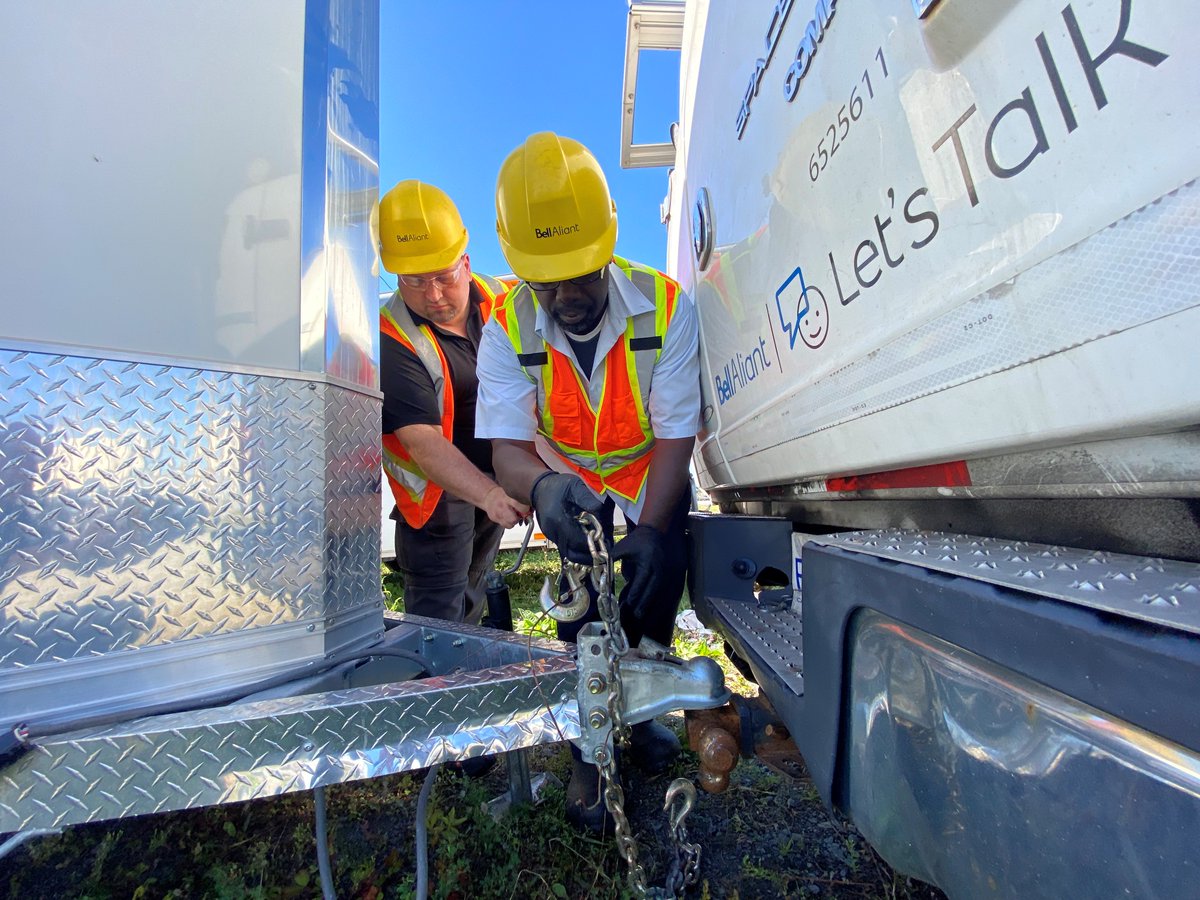 fstvicentin's tweet photo. Merci aux équipes de l'Atlantique et des Îles-de-la-Madeleine qui ont aidé à rétablir l'électricité et le service aux résidents touchés par l'#OuraganFiona. L’#ÉquipeBell travaille fort pour garder les Canadiens de l'Atlantique connectés. #JeTravailleChezBell https://t.co/hBK1DSGILW