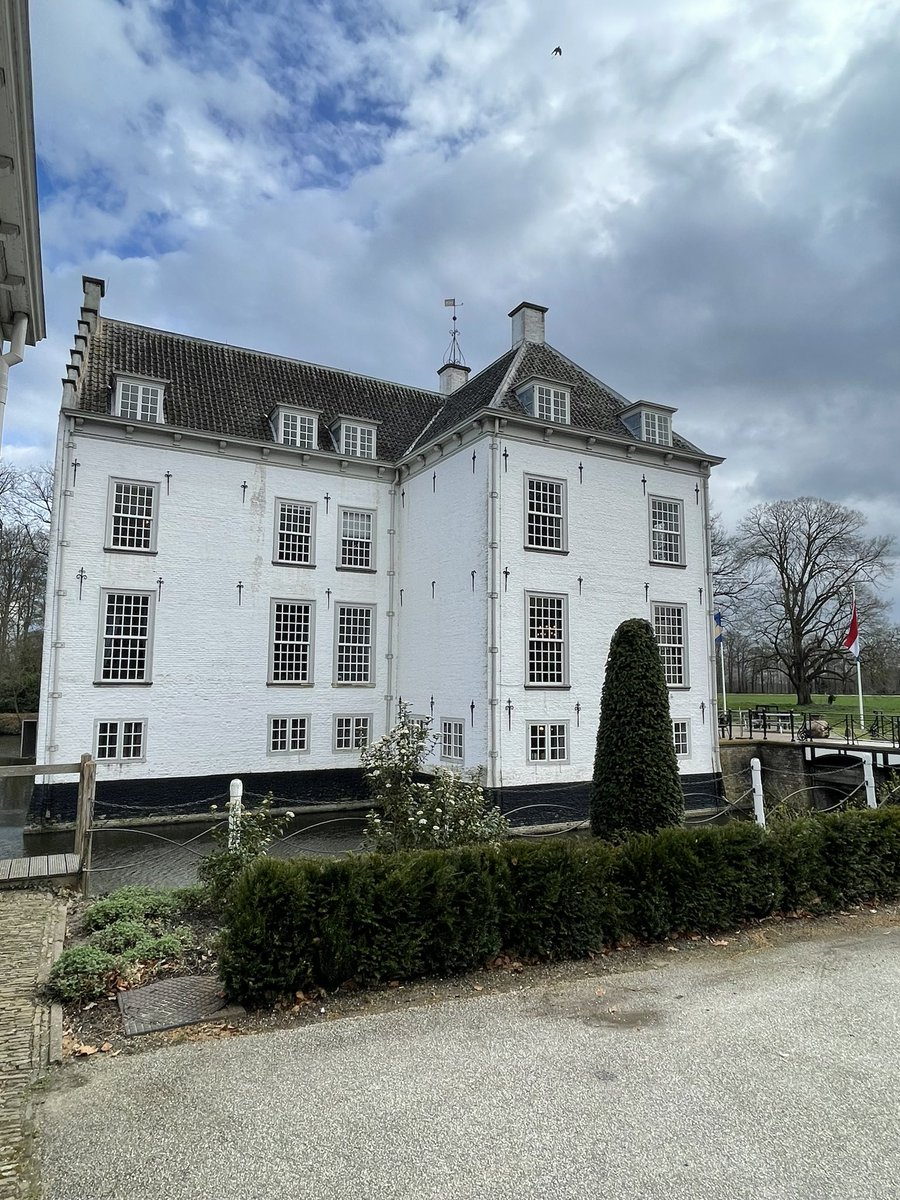 POL_Harmelink's tweet photo. Weer twee hele fijne dagen aan mijn eigen leiderschap mogen sleutelen. Lukt alleen met een fijne klas en dito docenten. 😀😀
#politieacademie #professionelegroei #leiderschap #covey #insightsdiscovery #insights #persoonlijkeontwikkeling https://t.co/3pjnETc0S1