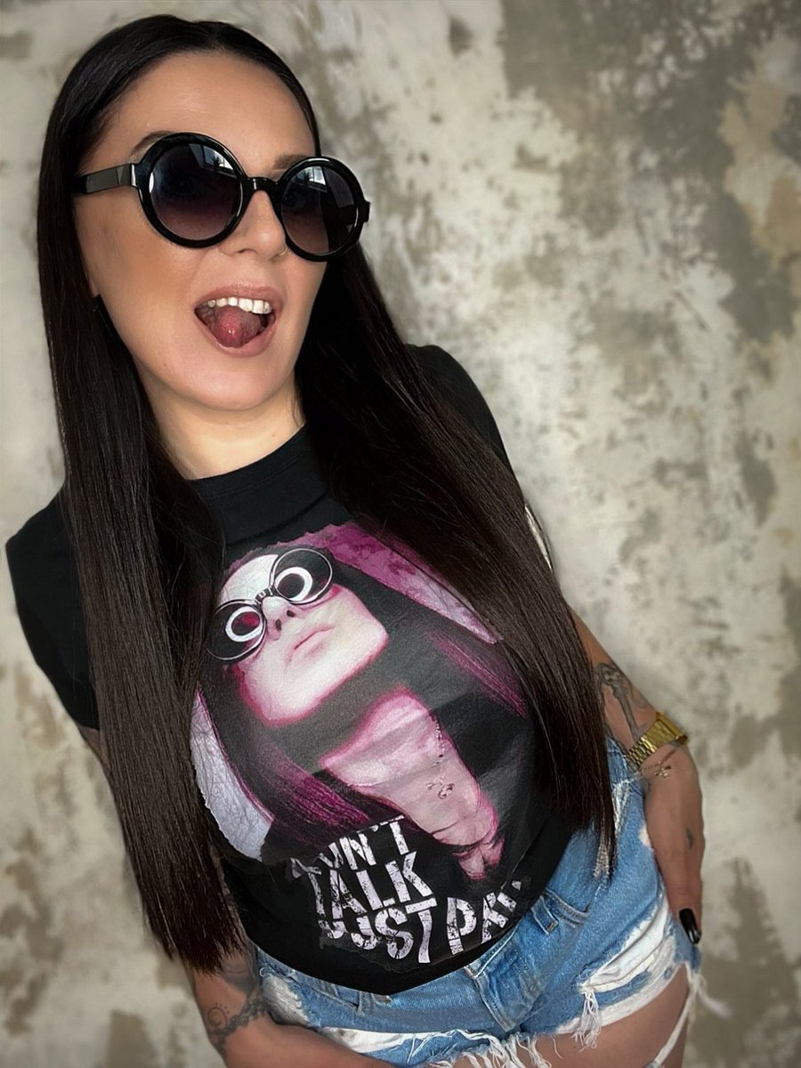 Es gibt einen Grund, warum <a href="/Toxicsugga/">𝐓𝐨𝐱𝐢𝐜𝐬𝐮𝐠𝐠𝐚</a> auf zwei unserer #FYPM-Shirts zu sehen ist. Lerne sie kennen und finde heraus, warum 😈