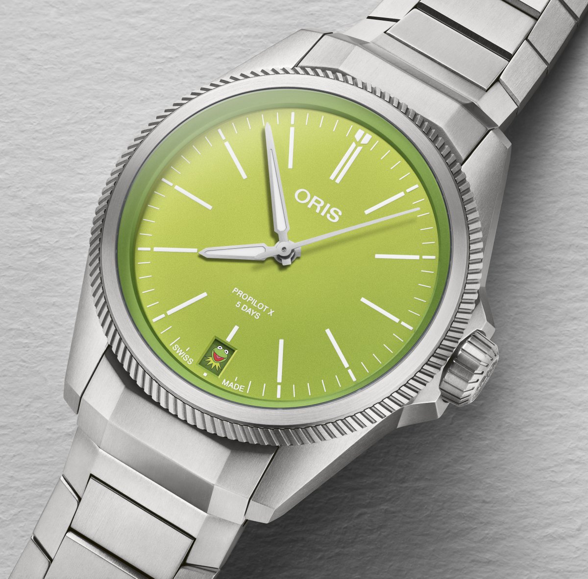 WatchTime's tweet photo. Taking on a familiar bright green hue, Oris is introducing its latest ProPilot that pays design homage to the fan-favorite muppet, Kermit the Frog
https://t.co/sx2kKCsE3G
#oris #orispropilot #kermitthefrog #watchesandwonders2023 #specialeditionwatches https://t.co/9EiOD4wppM