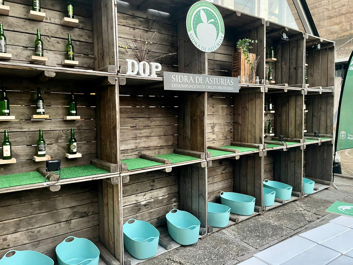 summit_cider's tweet photo. 🍏 Para disfrutarlo al completo solo necesitas un Pack Cider Festival. Con ellos conseguirás tu copa oficial y la pulsera que te dará acceso a las áreas exclusivas, como el salón de Catas o el salón de Sidra de hielo y queso asturiano.

Puedes conseguirlo: https://t.co/ptf37XXmGW https://t.co/b6MXecNYKL