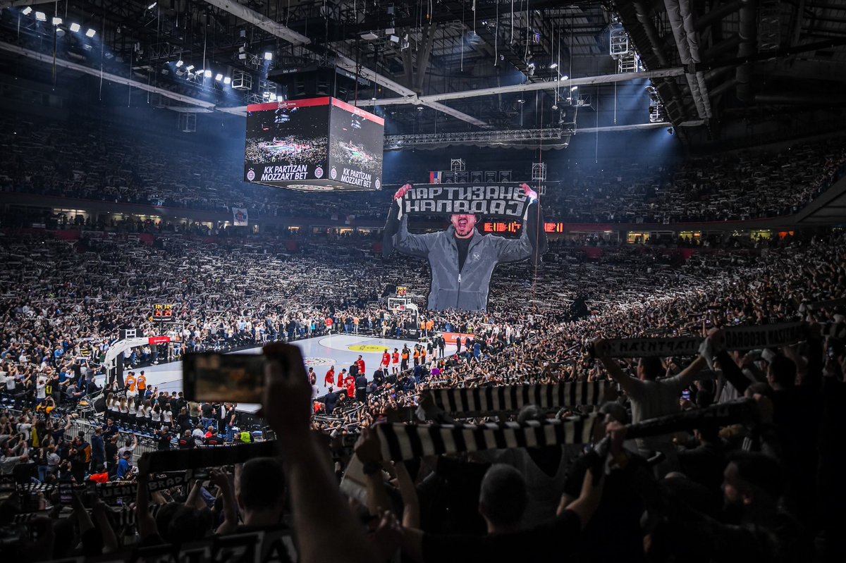 PartizanBC's tweet photo. PARTIZANE NAPADAJ!

#KKPartizan #EuroLeague @EuroLeague https://t.co/1iFzNf84oz