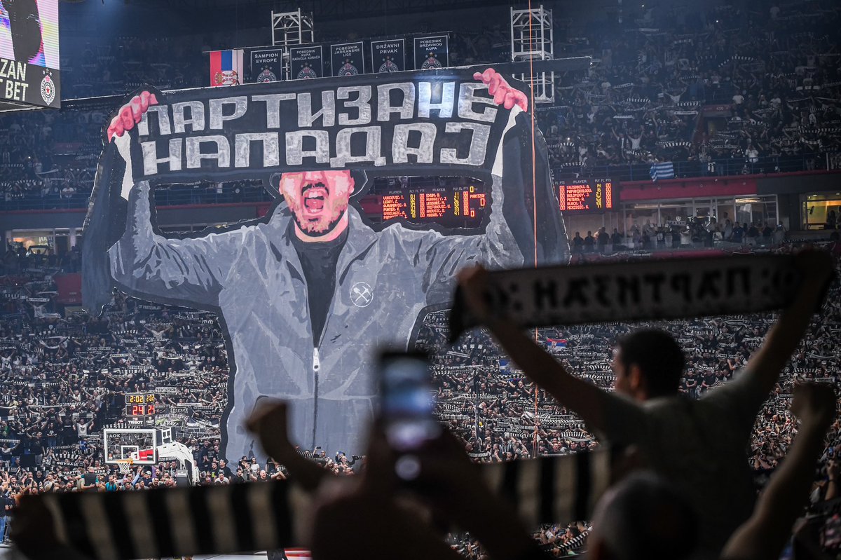PartizanBC's tweet photo. PARTIZANE NAPADAJ!

#KKPartizan #EuroLeague @EuroLeague https://t.co/1iFzNf84oz