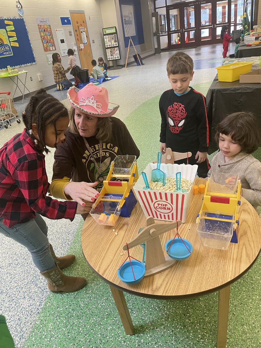 hn_huskies's tweet photo. Things definitely got a little corny, but all in all, agriculture week was a hit! 🐓🐖🦃🐄🚜👩‍🌾👨🏻‍🌾🌽@olatheschools @hnhuskies @Wiggleworm7 #opsfortheirfuture https://t.co/x4wcpxG8A8