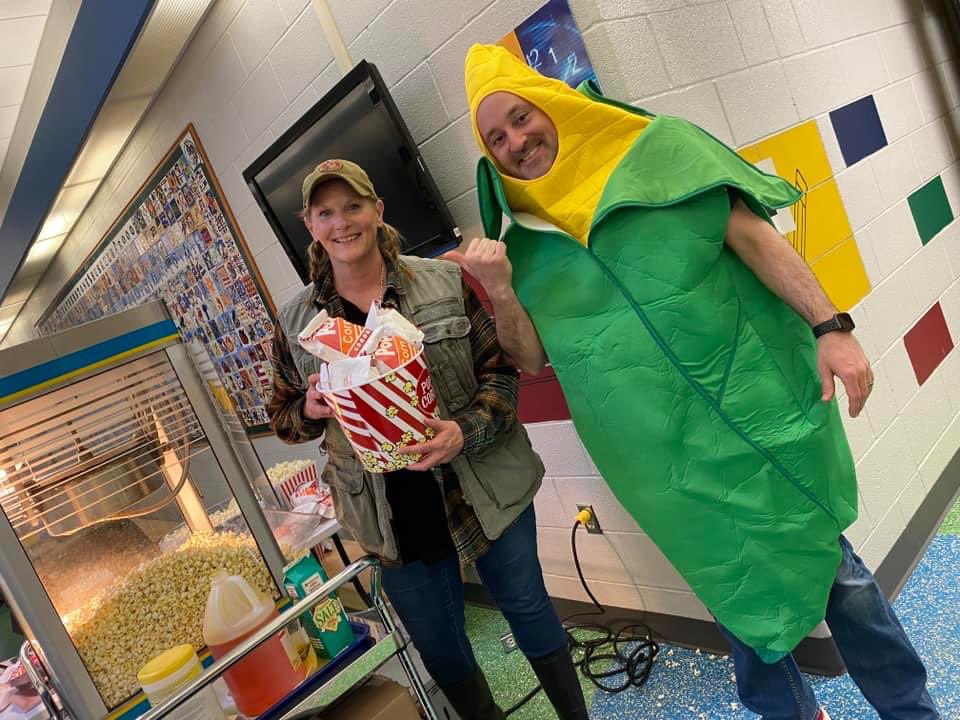 hn_huskies's tweet photo. Things definitely got a little corny, but all in all, agriculture week was a hit! 🐓🐖🦃🐄🚜👩‍🌾👨🏻‍🌾🌽@olatheschools @hnhuskies @Wiggleworm7 #opsfortheirfuture https://t.co/x4wcpxG8A8