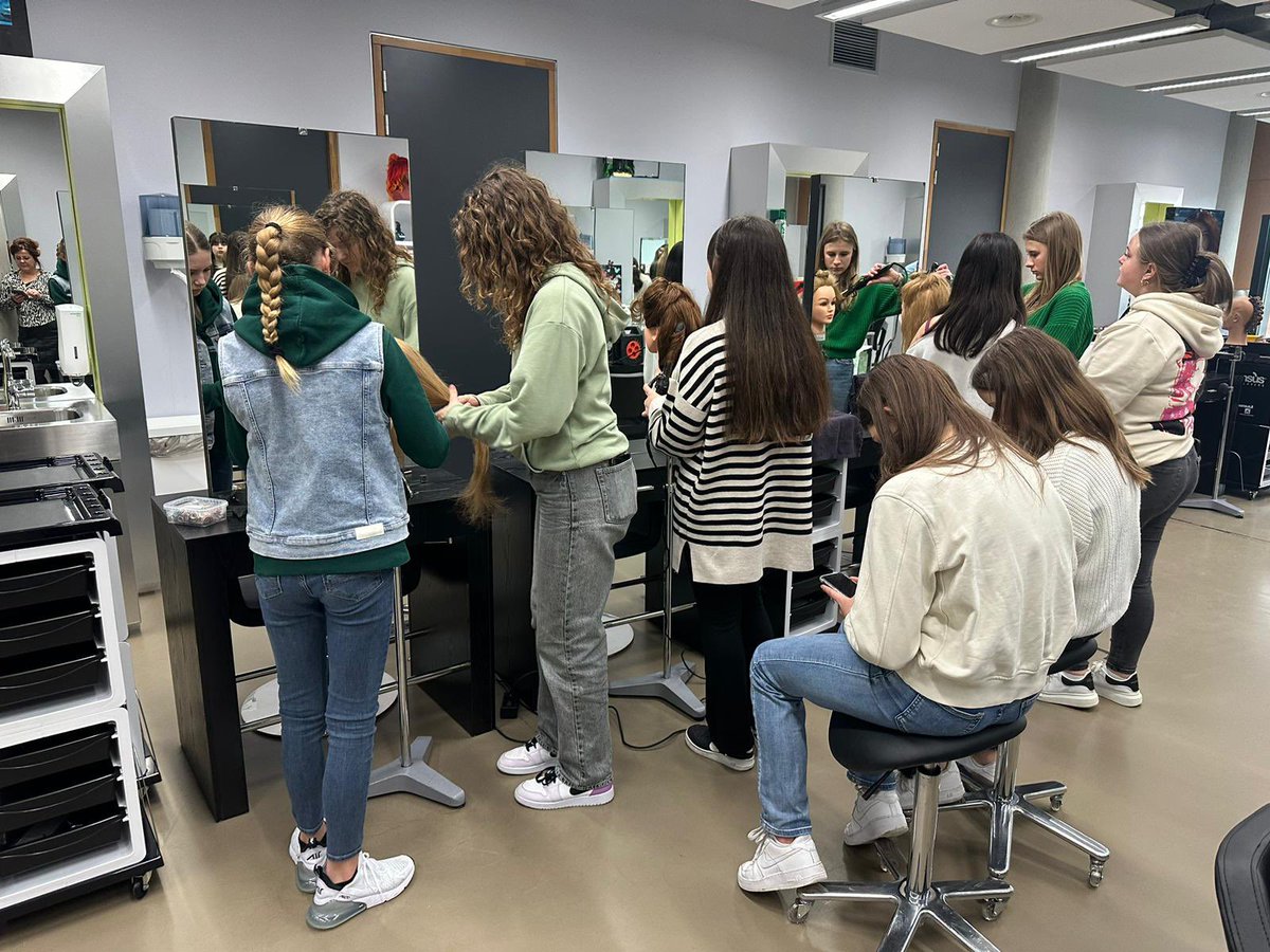 Amy van der Ham tweet media