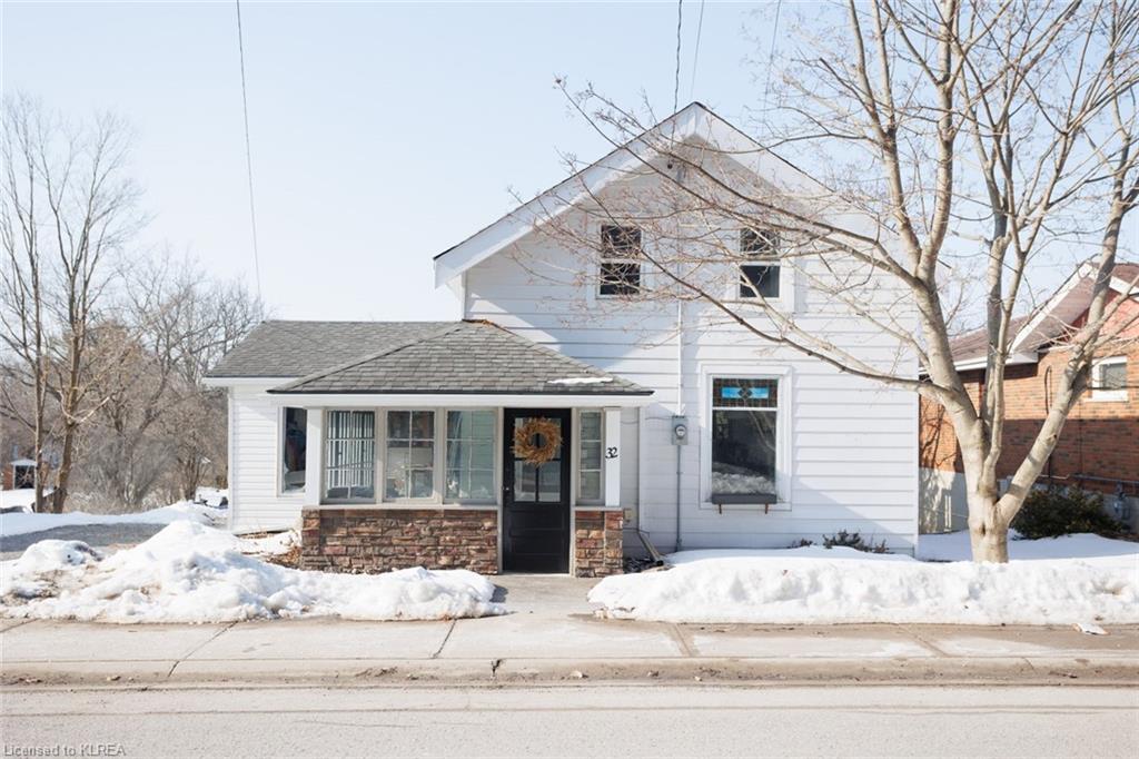 AffinityGrpPinn's tweet photo. NEW LISTING! 32 Bond St E, Fenelon Falls. This 3 bdrm home on large lot is a short distance to downtown Fenelon Falls &amp; beach park. Perfect starter home or for those downsizing.

Contact Shawn Wray for more information.  https://t.co/BP7aTN6BJR https://t.co/c2ISK2r0ph