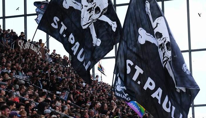 ultras1899_'s tweet image. La #fanszene #ultras de #SanktPauli appelle à manifester contre le projet de la Deutsche Fußball Liga #DFL, de vendre ses droits de commercialisation des matchs de #Bundesliga et #2Liga, à un diffuseur privé unique.