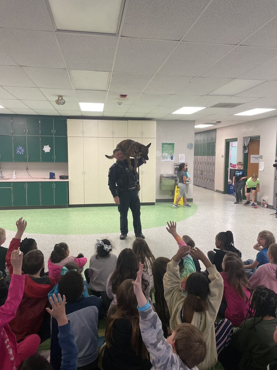 hn_huskies's tweet photo. Shout out to @OlathePolice -K9 Unit for coming to talk to our 3rd graders about your profession!  Such a fun way to make a connection with a story that our students have been working with! 🚔👮‍♀️👮‍♂️🚓🐕🐶🐾@olatheschools @hnhuskies #opsfortheirfuture https://t.co/UcEaWo0YQ7
