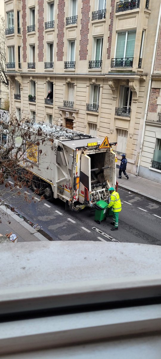 MERCI Messieurs 
Merci de nous permettre de circuler à nouveau sur les trottoirs 
Merci pour votre travail quotidien

#paris15 #ruedesentrepreneurs #eboueursparis15 #parismaville