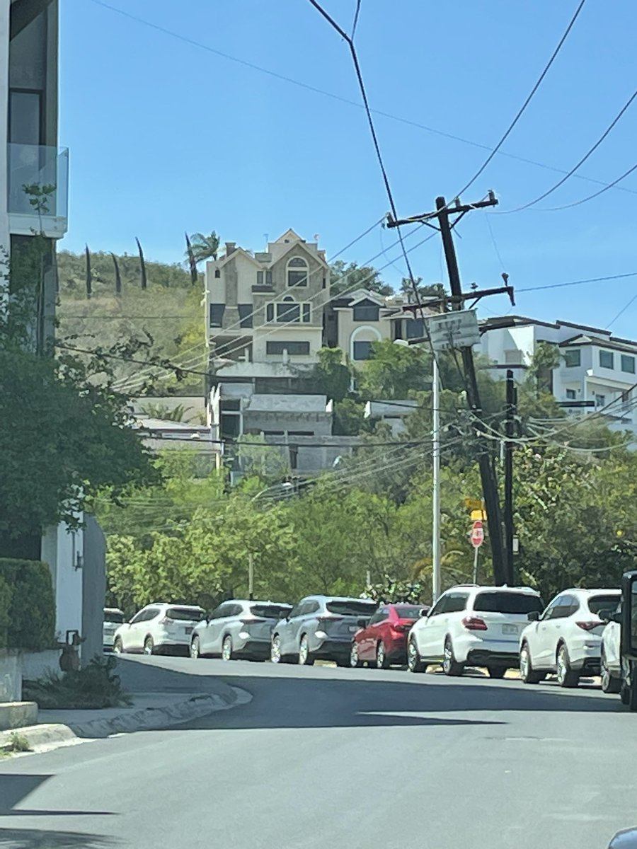 amgapa's tweet photo. #postedañado @CFE_Contigo  reporte D1206117201 hace varios días se hizo el reporte… sigue inclinándose…Paseo de las Colinas y Monte Rosas  en Cumbres @Mty_Leones @Cicmty https://t.co/2r1rhRnNoR
