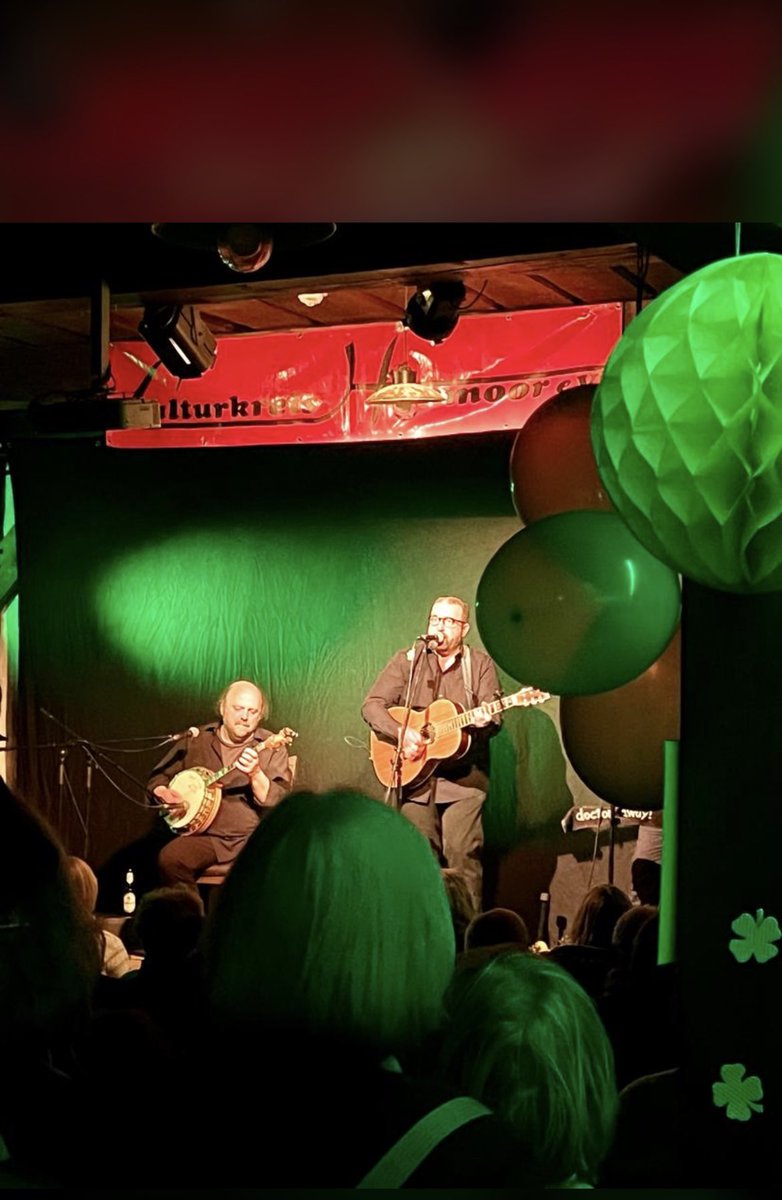 McBurn's tweet photo. Wir haben mächtig Spaß! 🇮🇪☘️ Prost! #TheStokes #Culturkreis #Hemmoor #Kulturdiele #volleHütte https://t.co/fciABfIrWd