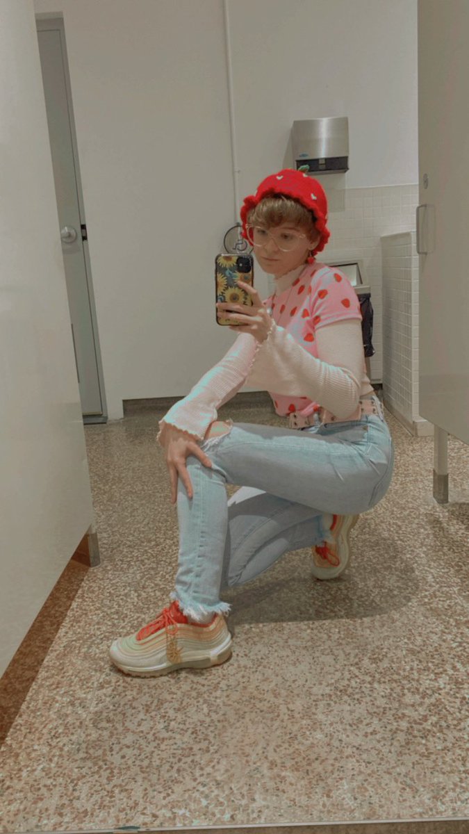allxaue's tweet photo. Outfit today❤️
Feat the crochet Strawberry hat I made 😘 xx https://t.co/qaHDXQem25