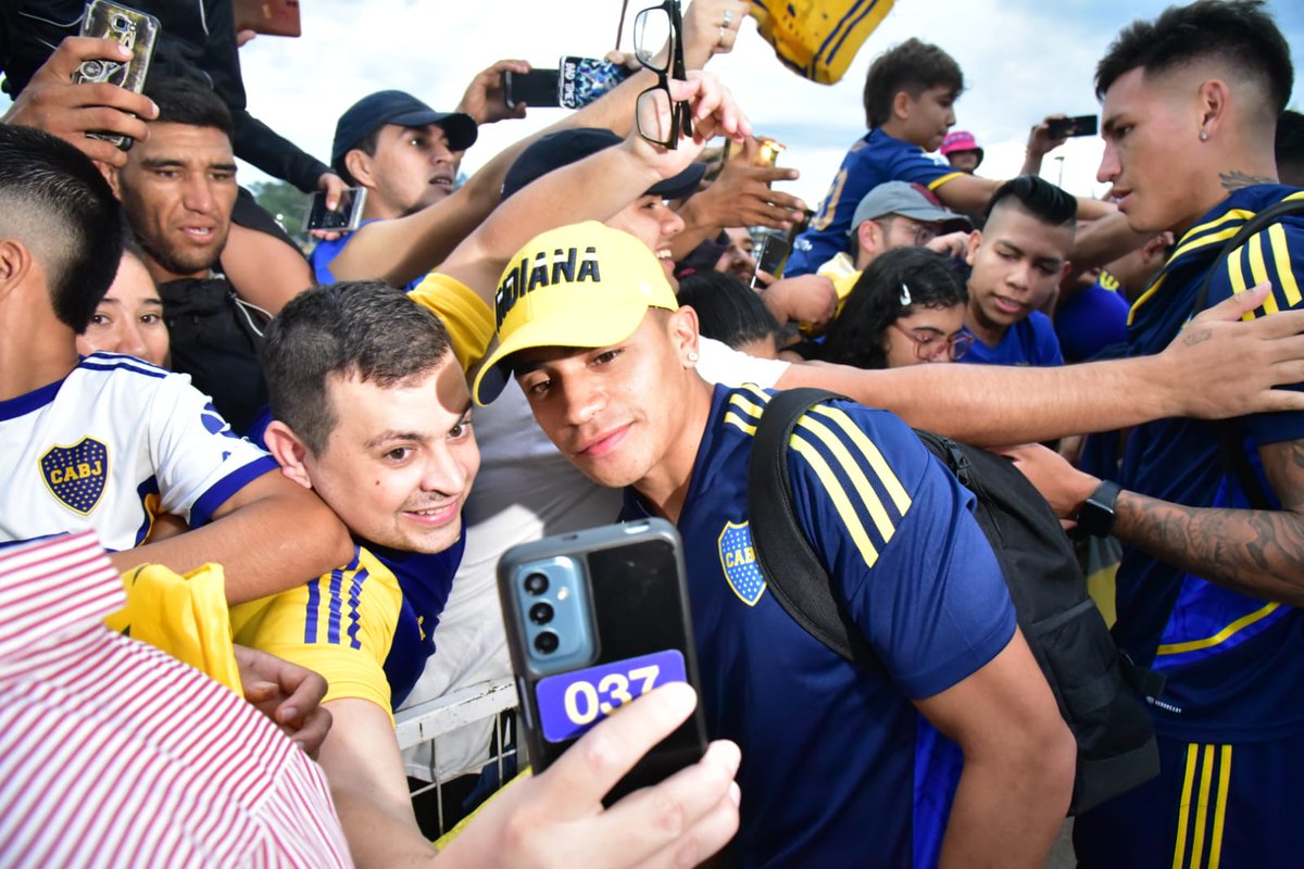 Boca llegó a Chaco y fue recibido por los hinchas Luca Langoni junto al plantel fueron a sacarse fotos con los hinchas que los esperaron bajo lluvia durante horas.