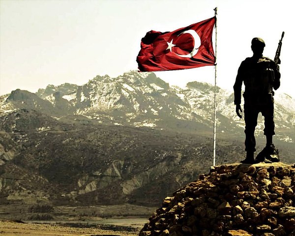 metinarpaci04's tweet photo. Gölgesi hürriyet bu bayrak bizim
Altında yatmaya tek it bırakmam
Bu ova bu tarla bu toprak bizim
Yolar da yabani tek ot bırakmam
İzmir'de efeyim Maraş'ta ede
Elazığ'da gaggoş Kemah'ta dede
Erzurum'da dadaş Ağrı'da şedde
Gönülden gönüle tek set bırakmam
#Türkiyem #Narmani https://t.co/xiR7kxUGh3