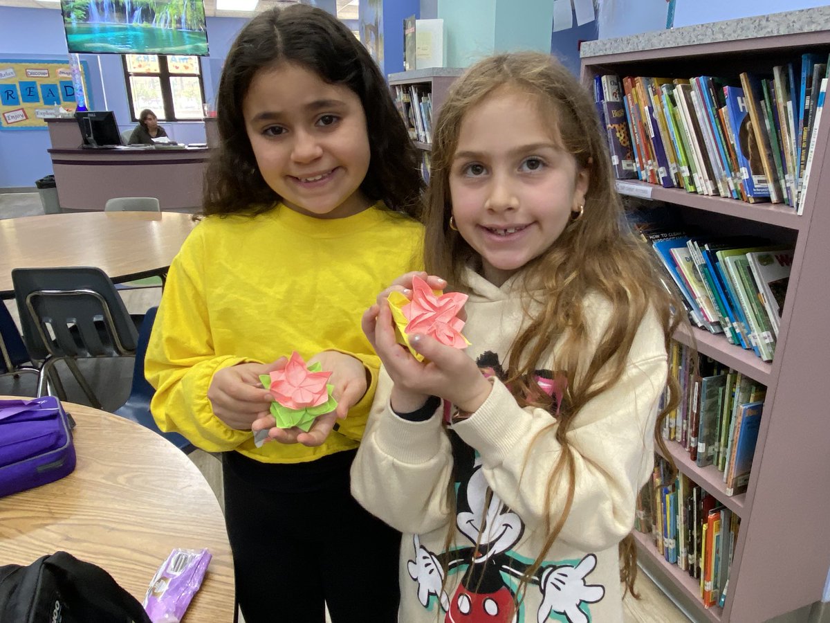 We made origami lotus flowers to celebrate Nowruz in the library today ⁦<a href="/LVUSD/">LVUSD</a>⁩ ⁦<a href="/BLDolphins/">Bay Laurel Dolphins</a>⁩